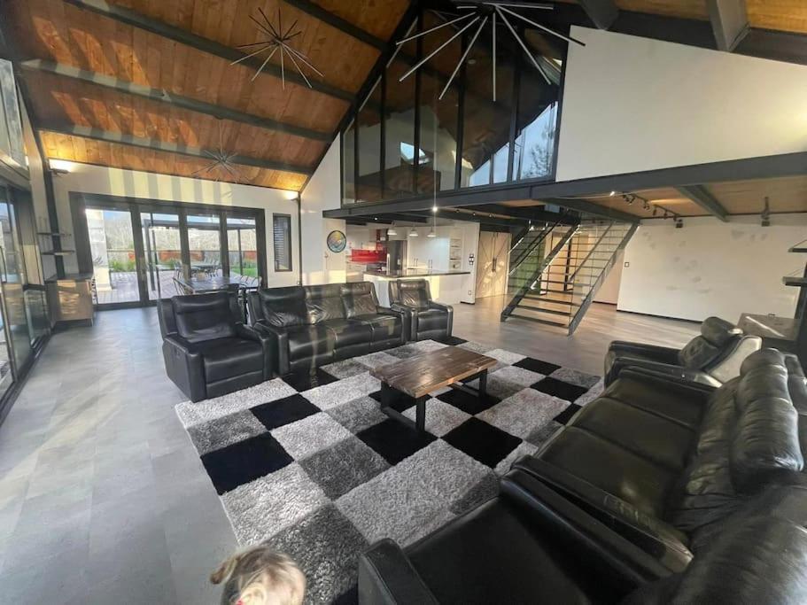 The Clubhouse Villa Hamilton Exterior photo